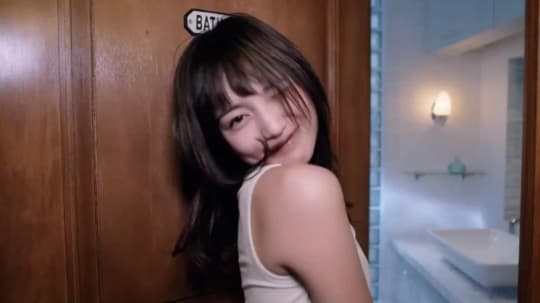 嬉しそうに風呂場に行く川口春奈