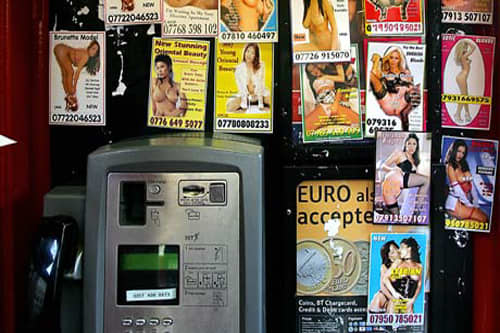 公衆電話に貼られたエスコートの広告