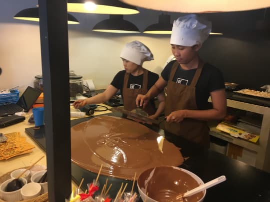 バリ島　Be Chocolat　テンパリング中