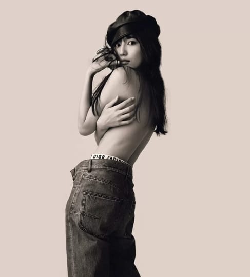 上裸にジーンズを履く川口春奈