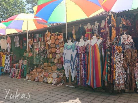 ローカル市場の服屋さん