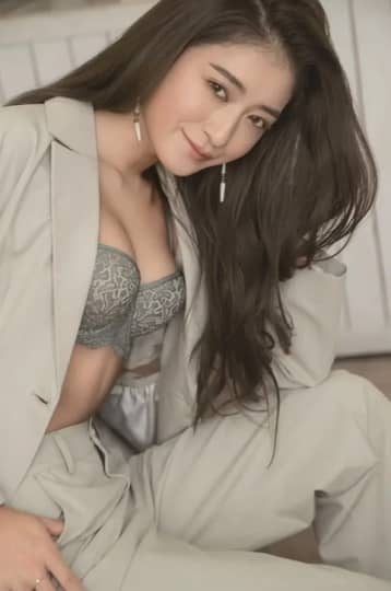 下着にジャケットを羽織り微笑む池田美優