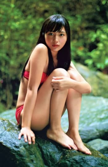 石に座る川口春奈