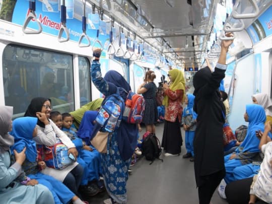 ジャカルタ地下鉄車内子供