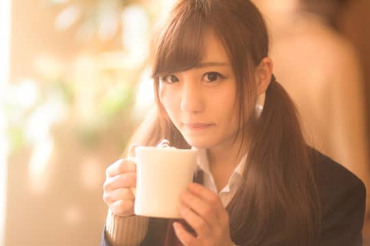 飲み物を飲む女子高生