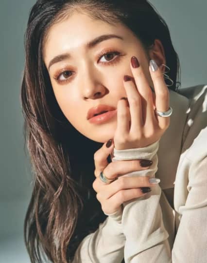 頬杖をつく池田美優