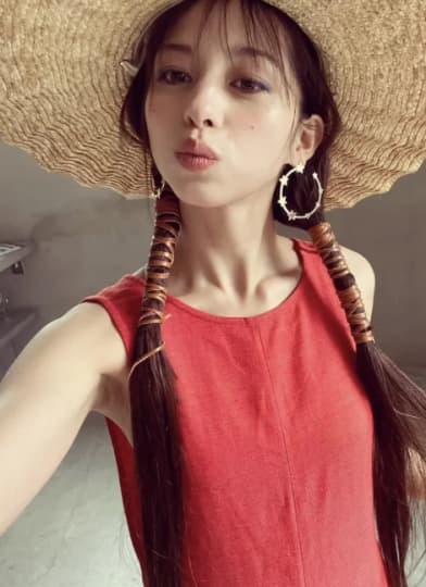 赤ワンピースの中条あやみ