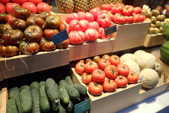 市場にならべられたカラフルな野菜たち