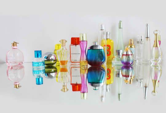 様々な香水瓶の画像