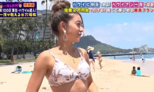 ビーチで白いビキニを着る池田美優