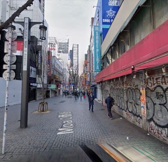 新宿駅前の通り