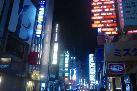 夜の繁華街