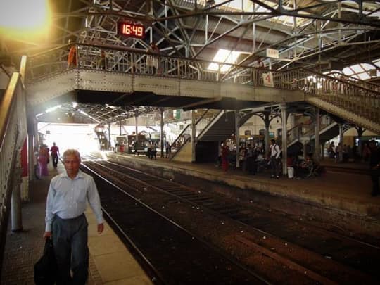 スリランカの風景　コロンボ・フォート駅