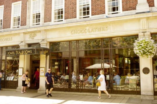 ヨークにある店舗。観光客でにぎわっています