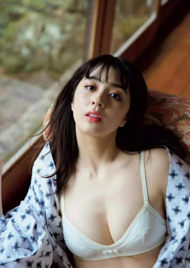 柳ゆり菜 おっぱい