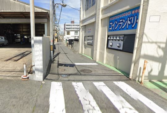 コインランドリー横の裏路地