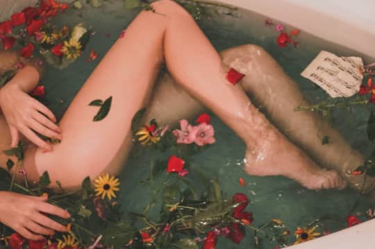 入浴中の女性の脚