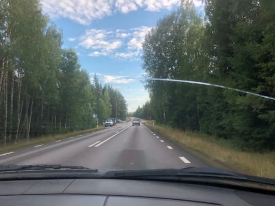 自然に囲まれたスウェーデンの道路