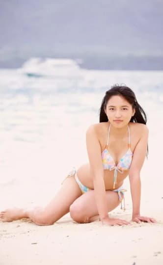 砂浜で見つめる川口春奈