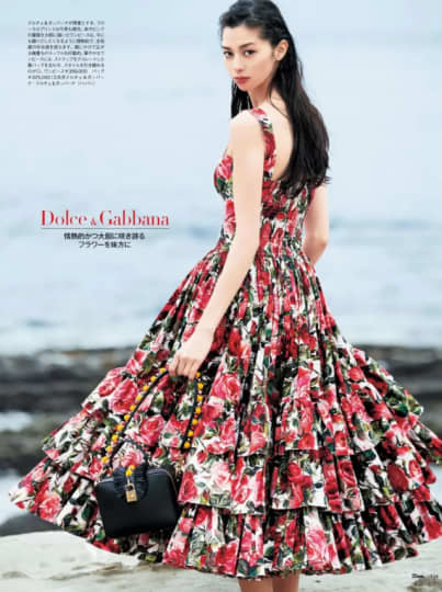 花柄ワンピースで振り向く中条あやみ