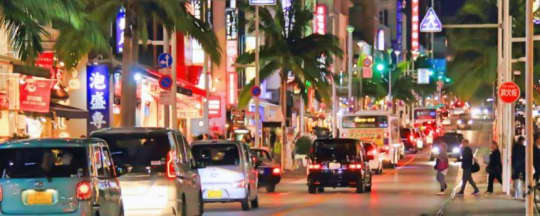 那覇の夜繁華街