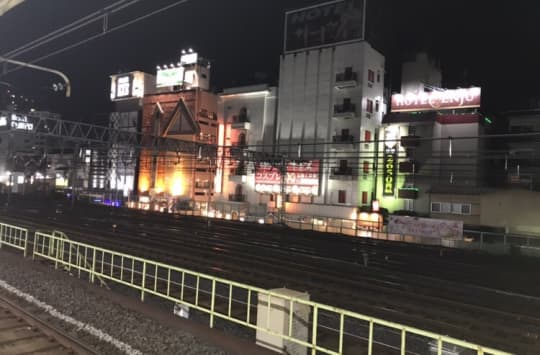鶯谷駅北口・線路沿い