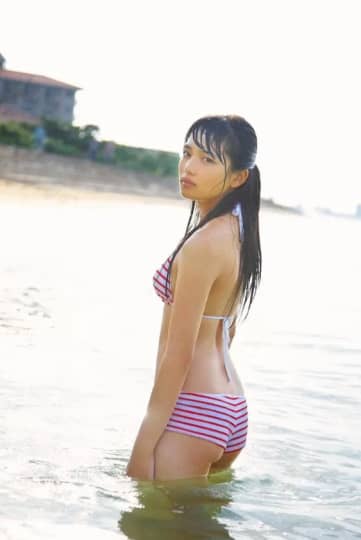 ピンクボーダービキニの川口春奈