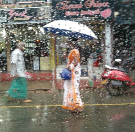 雨の中の路上（ヒッカドゥワ）