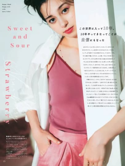 柱にjもたれる中条あやみ