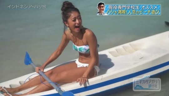 カヌーに乗り笑う池田美優
