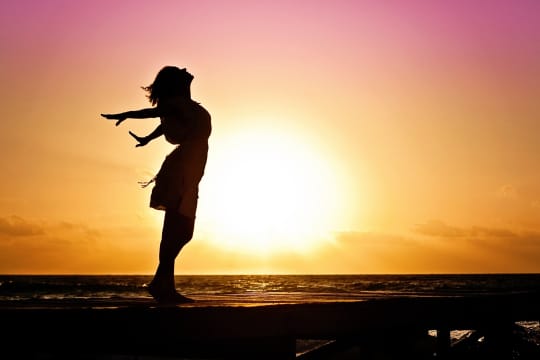 深呼吸する女性