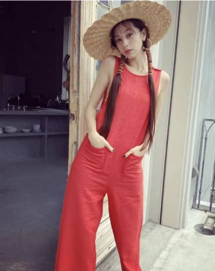 赤いつなぎの中条あやみ