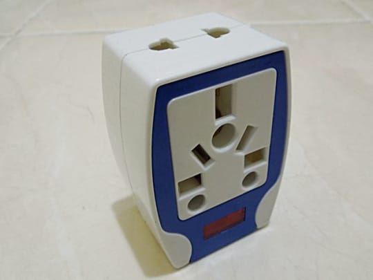 コンセントプラグアダプター