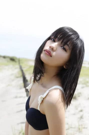 黒ビキニで挑発川口春奈