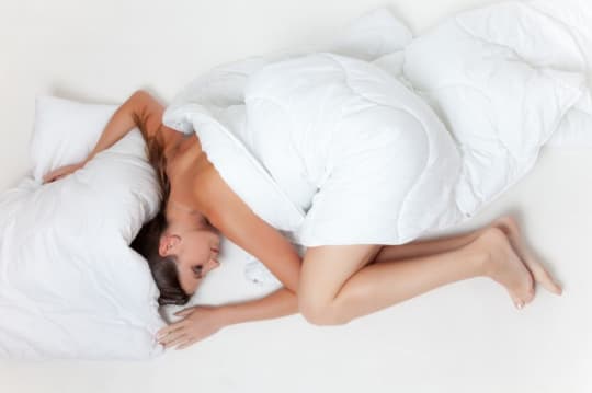 眠る女性