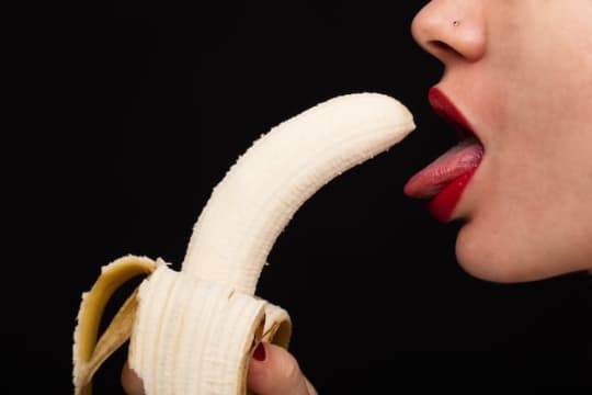 バナナを食べる女性