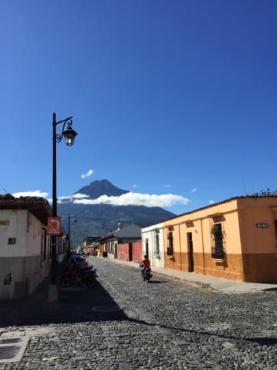 アンティグアの街並みと火山