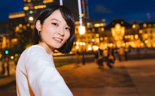 夜の町と女性
