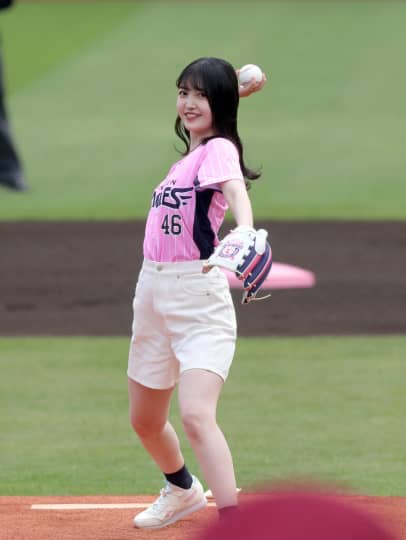 久保史緒里 おっぱい