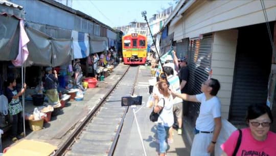 メークロン市場 電車