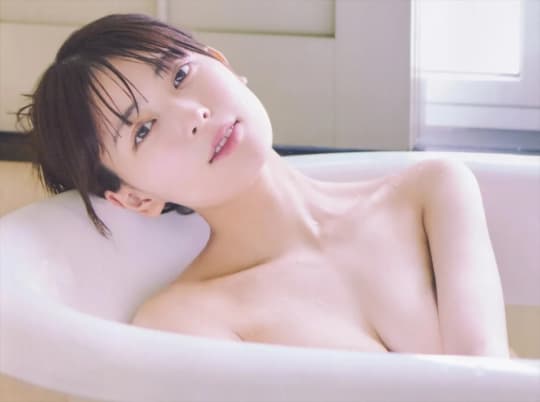 岩本蓮加 おっぱい