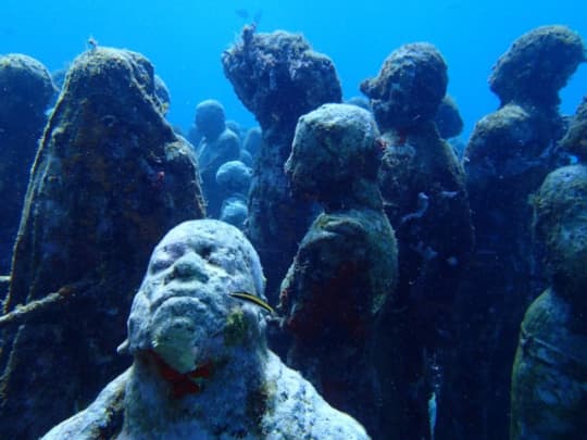 メキシコ　カンクン沖　海底美術館