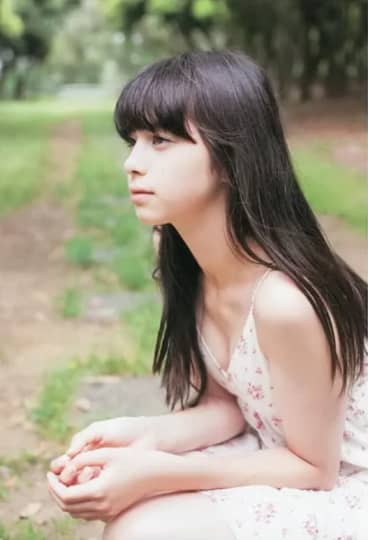 花柄の白ワンピースの中条あやみ