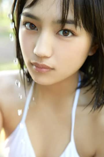 白ビキニの川口春奈アップ