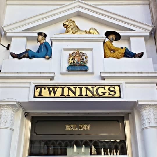 歴史を感じる旗艦店の入り口（写真提供 © Twinings）