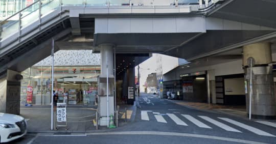 小倉駅前の階段下