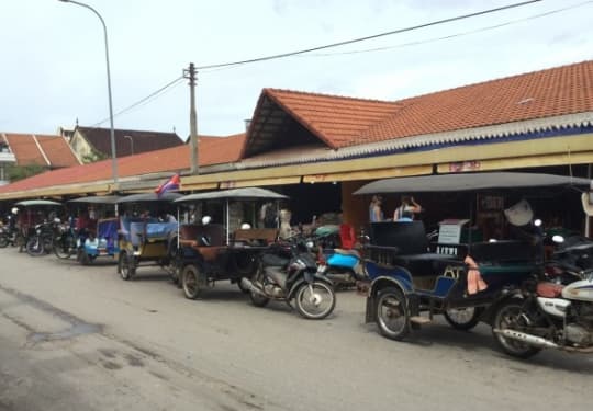 カンボジア現地の乗り物トゥクトゥク