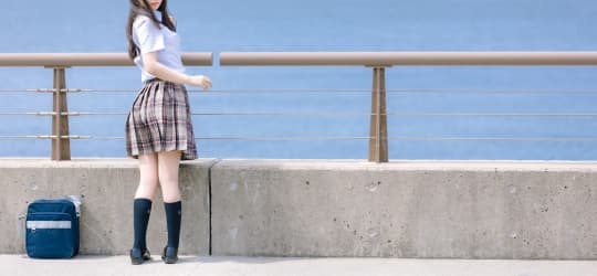 振り向く女子高生
