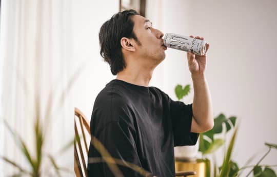 エナジードリンクを飲む男性