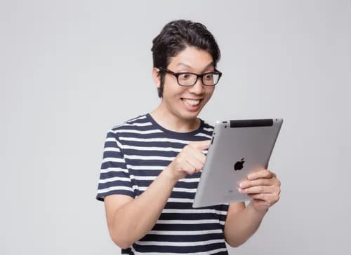 めっちゃエロいのを見てる男性